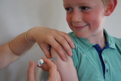 vaccinatietechniek met lachende jongen