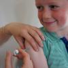vaccinatietechniek met lachende jongen